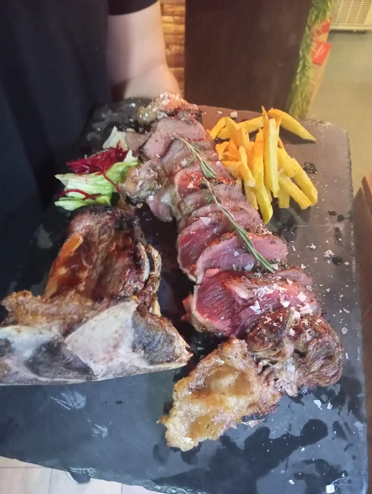 Salón comedor renovado con ambiente acogedor